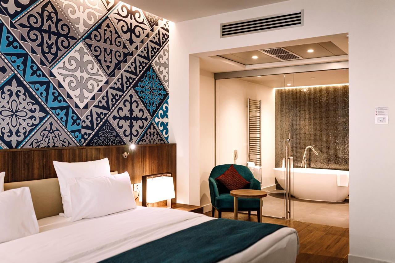 Mercure Almaty City Center Bagian luar foto