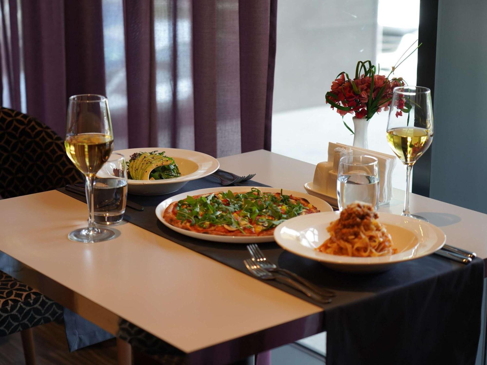 Mercure Almaty City Center Bagian luar foto