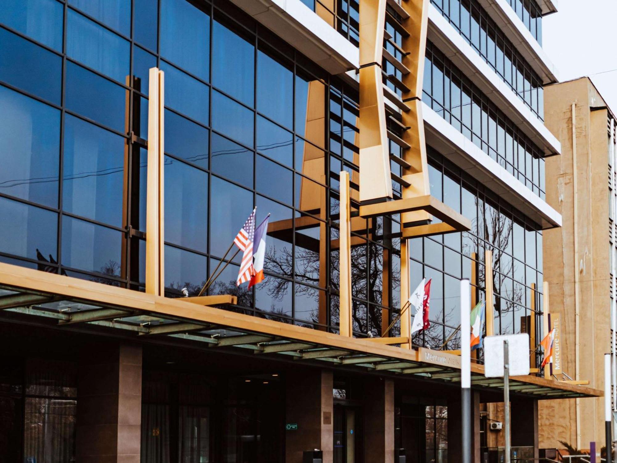 Mercure Almaty City Center Bagian luar foto
